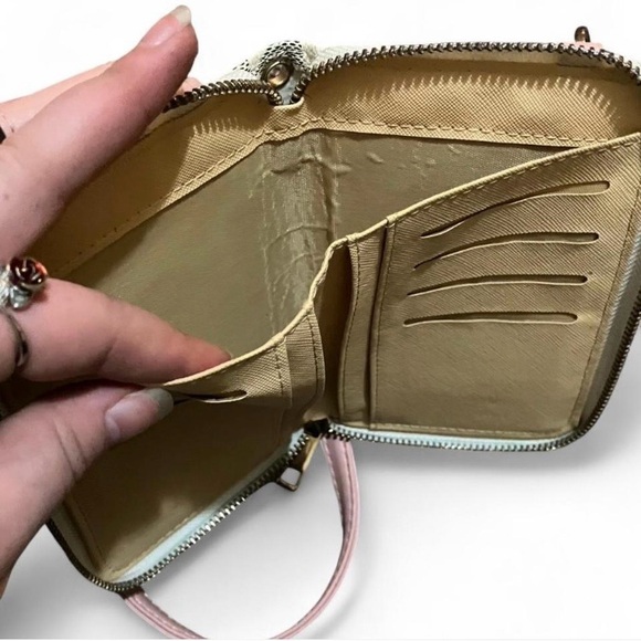 Like New Crossbody Wallet - Picture 4 of 4
